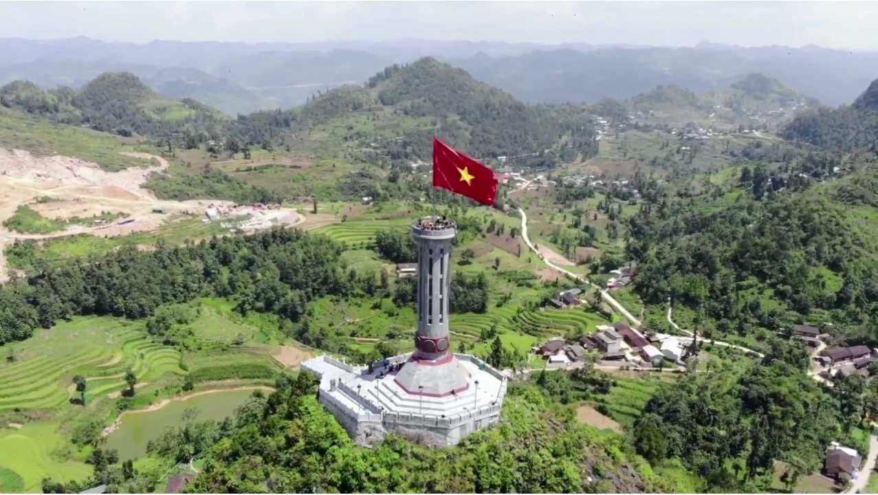 Hình ảnh ruộng bậc thang chín vàng dưới chân Cột cờ Lũng Cú