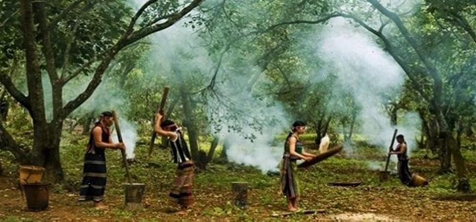 Hình ảnh tái hiện tiếng chày giã gạo tại Sóc Bom Bo