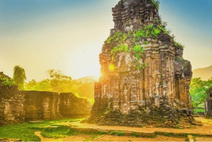 Hình ảnh Thánh Địa Mỹ Sơn với các đền tháp cổ kính giữa thiên nhiên hùng vĩ