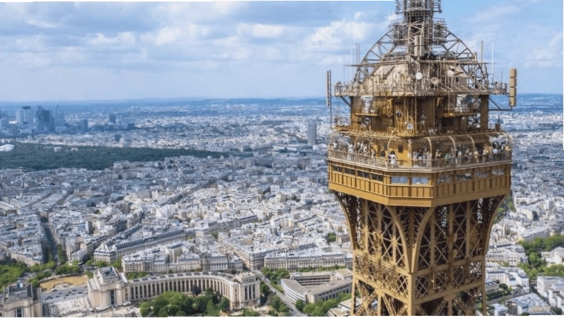 Hình ảnh tháp Eiffel tại khu vực tầng trên cùng