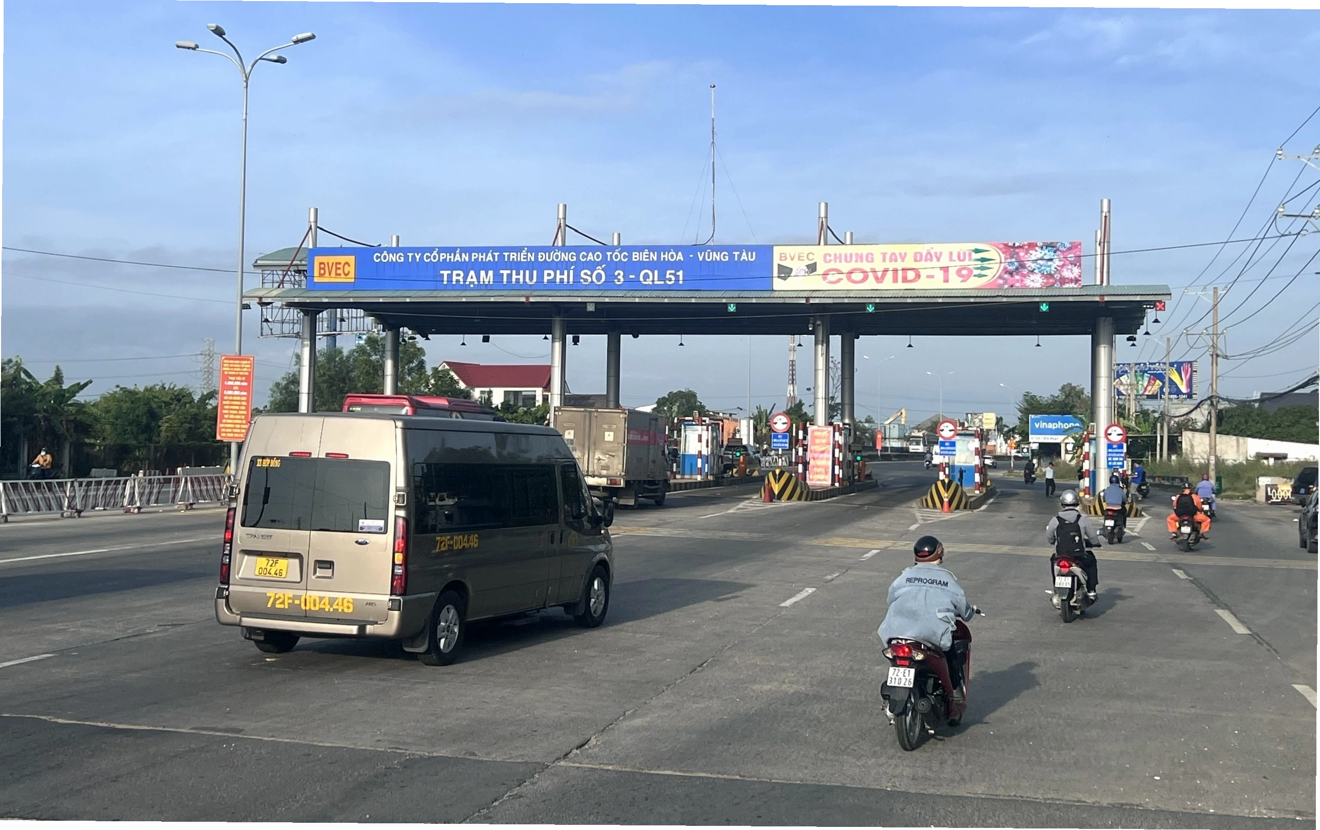 Hình ảnh trạm thu phí đường bộ đang hoạt động