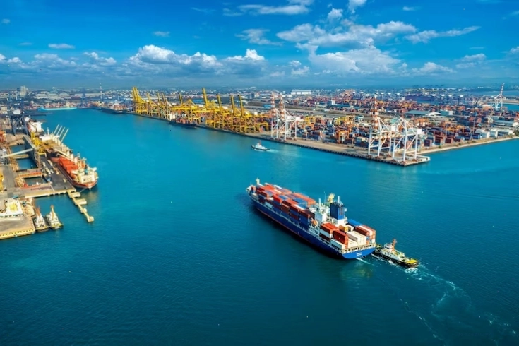 Hình ảnh trên không tàu chở hàng và container tại cảng biển