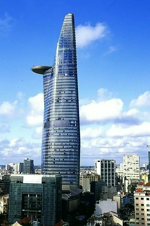 Hình chụp Bitexco Financial Tower từ góc rộng