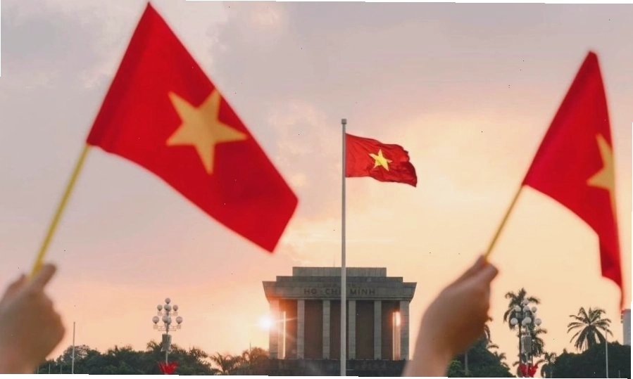 Hình nền lá cờ Việt Nam trên cảnh đẹp thiên nhiên đất nước