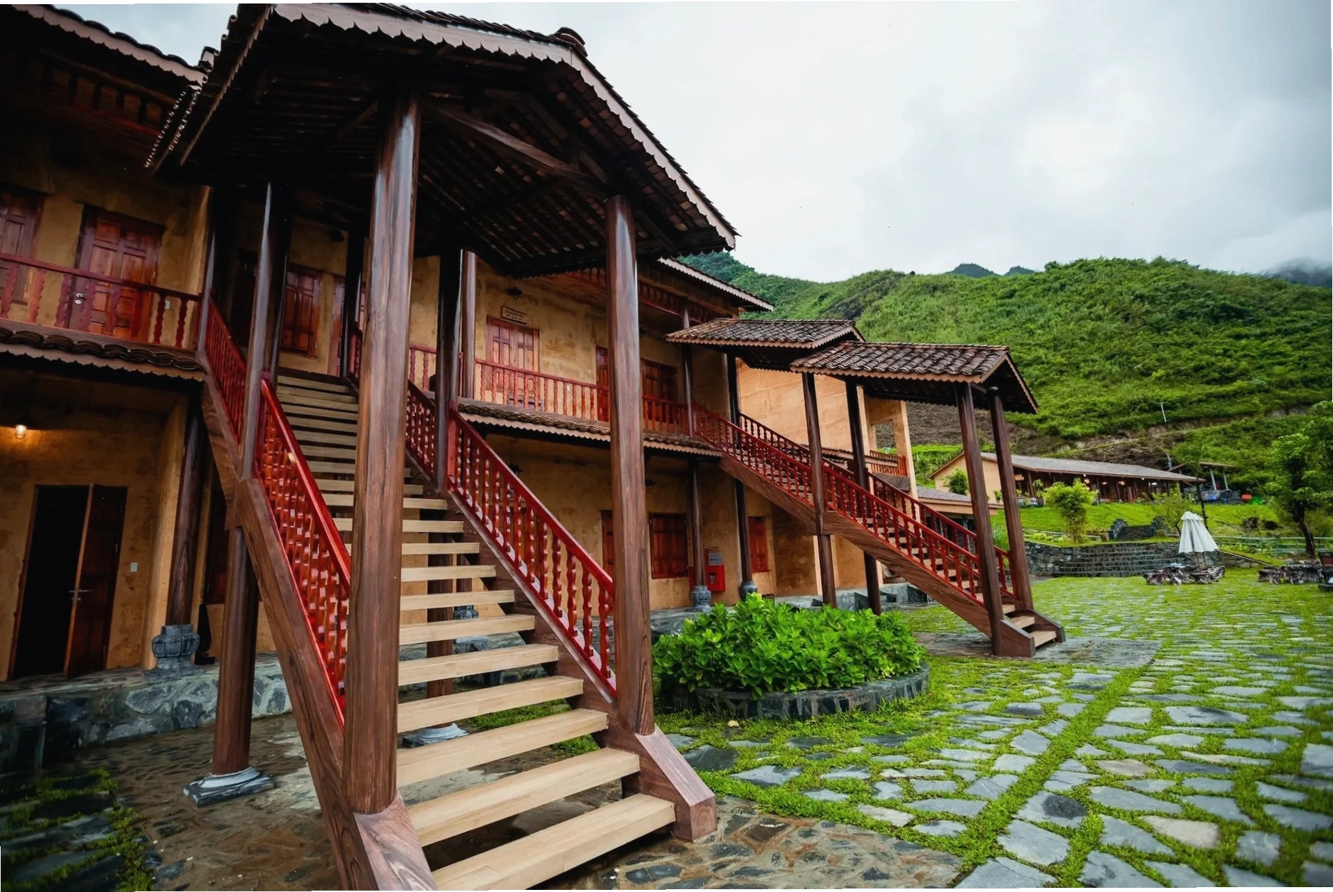 H'mong Village Resort với bể bơi vô cực nhìn từ xa