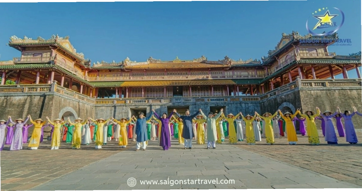 Hồ Ba Bể xanh ngắt giữa núi rừng Bắc Kạn