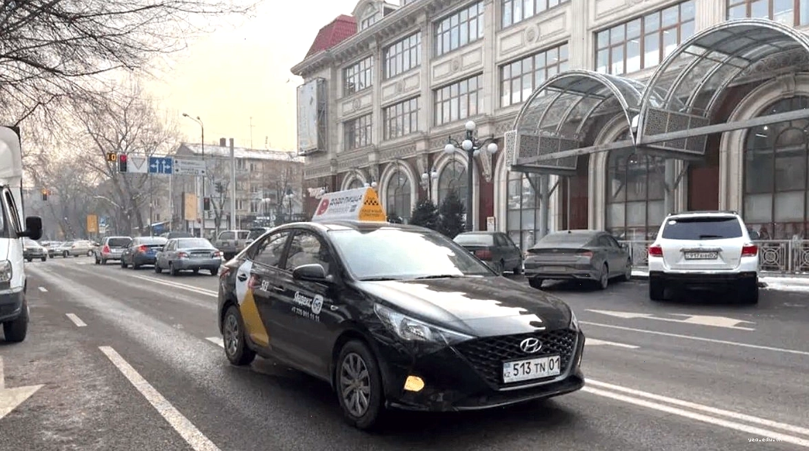 Hồ Big Almaty xanh ngọc bích với núi tuyết bao quanh