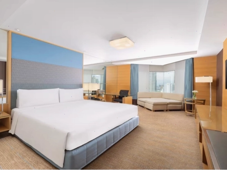 Hồ bơi ngoài trời tại Holiday Inn Bangkok Silom