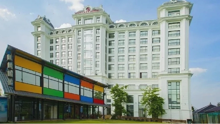 Hồ bơi ngoài trời tại Westlake Hotel & Resort Vĩnh Phúc
