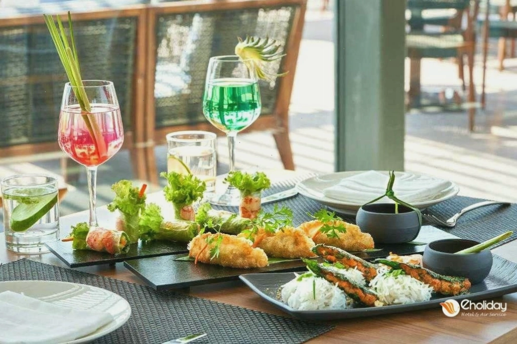 Hồ bơi tràn bờ tại Movenpick Resort Waverly Phú Quốc