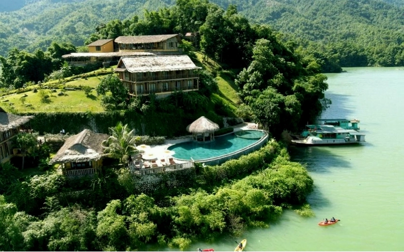 Hồ bơi vô cực Mai Châu Hideaway Resort nhìn ra hồ Hòa Bình
