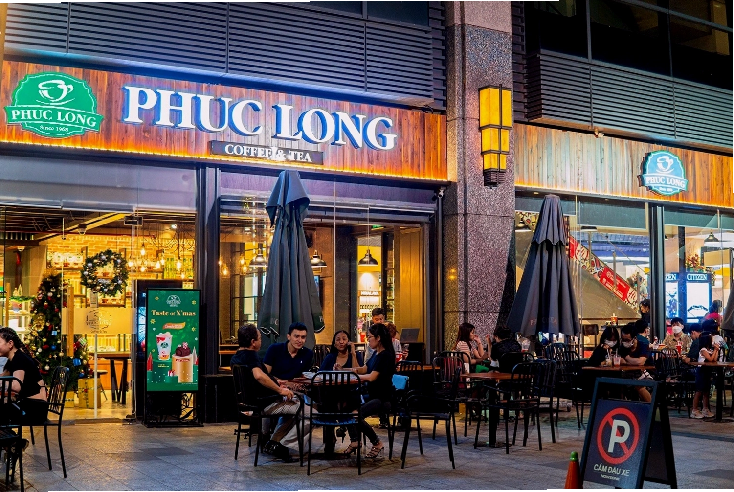 Hồ bơi vô cực tại Landmark 81 nhìn ra toàn cảnh thành phố