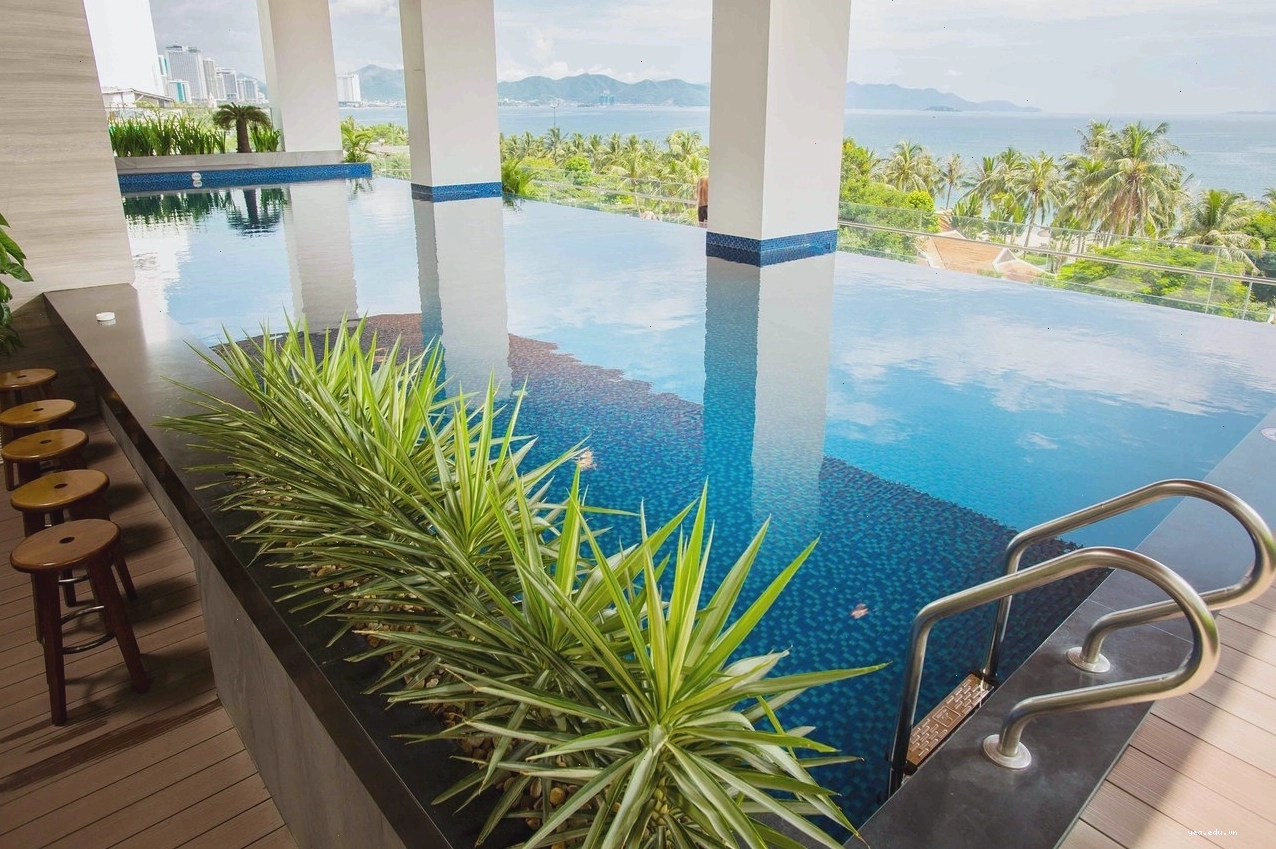 Hồ bơi vô cực view biển tại Queen Ann Nha Trang
