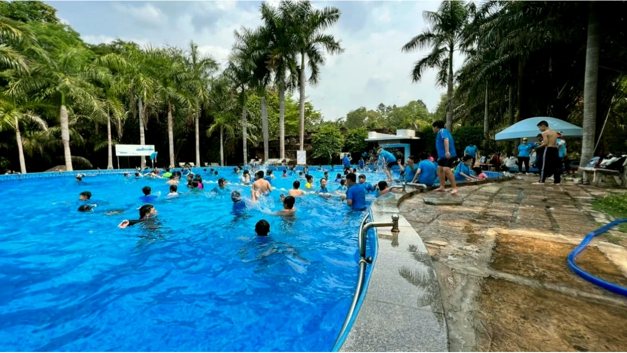 Hồ bơi xanh mát tại khu du lịch Địa đạo Củ Chi