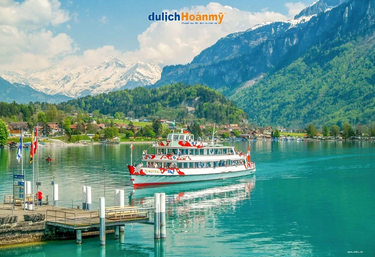 Hồ Brienz với màu nước xanh ngọc bích tuyệt đẹp