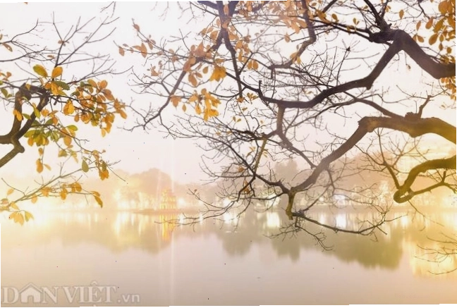 Hồ Gươm Hà Nội lung linh về đêm