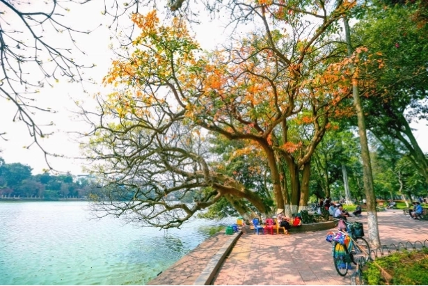 Hồ Hoàn Kiếm và Tháp Rùa