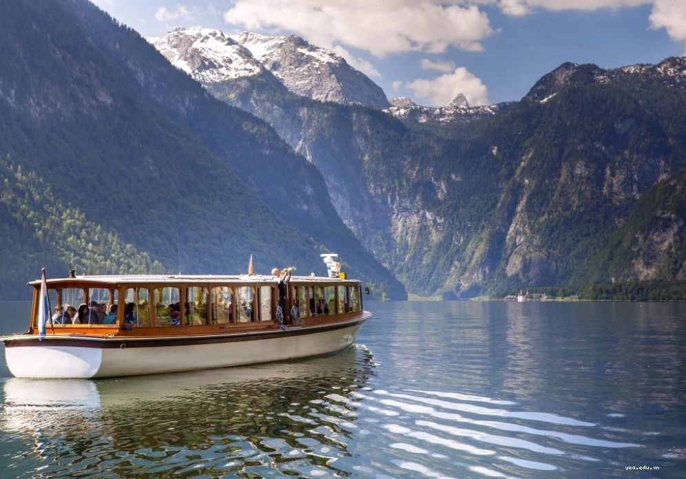 Hồ Königssee với mặt nước phẳng lặng và cảnh quan núi non hùng vĩ