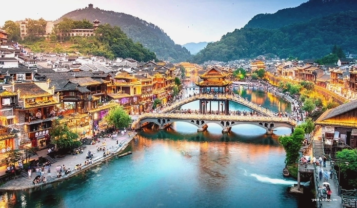 Hồ muối Chaka lung linh như tấm gương phản chiếu bầu trời