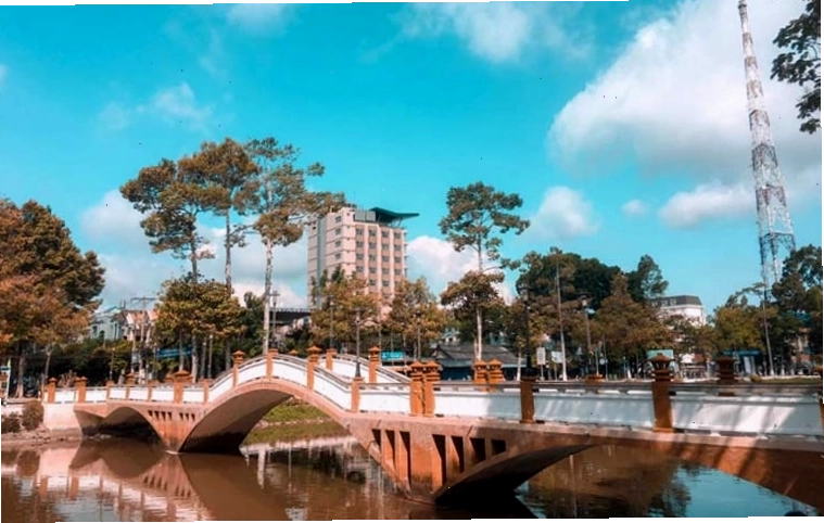 Hồ Nguyễn Du lung linh về đêm