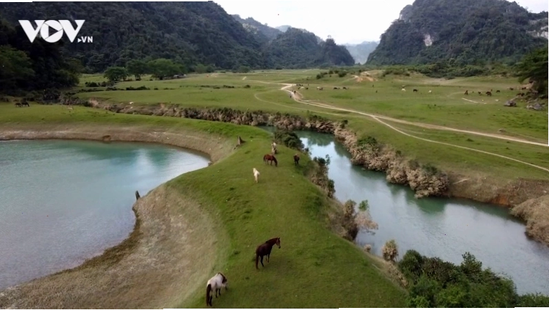 Hồ Nong Dùng Lạng Sơn với cảnh quan thơ mộng