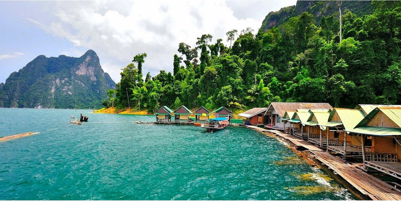 Hồ nước ngọc bích và rừng mưa cổ đại tại Khao Sok, Thái Lan
