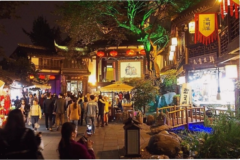 Hồ nước nhiều màu sắc tại Hoàng Long