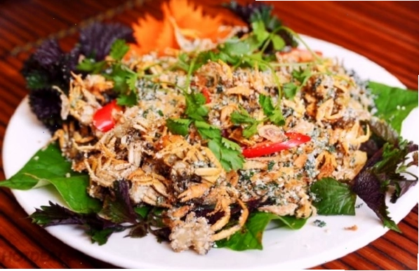 Hồ nước nóng tự nhiên tại Trạm Tấu giữa khung cảnh núi rừng