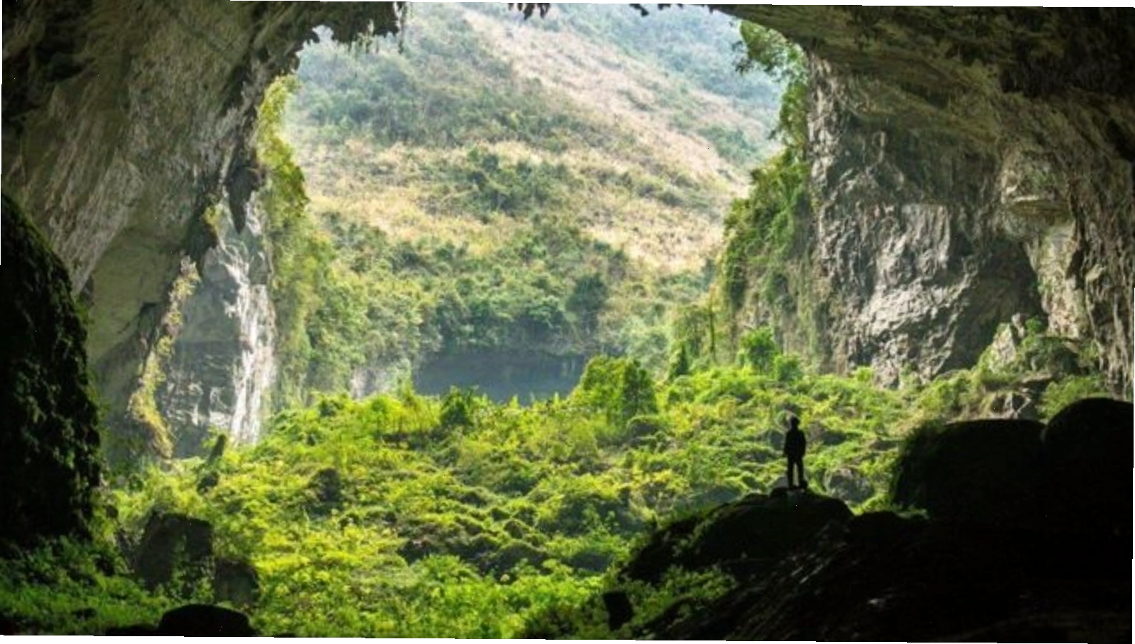 Hố sụt kỳ ảo trong lòng hang Sơn Đoòng