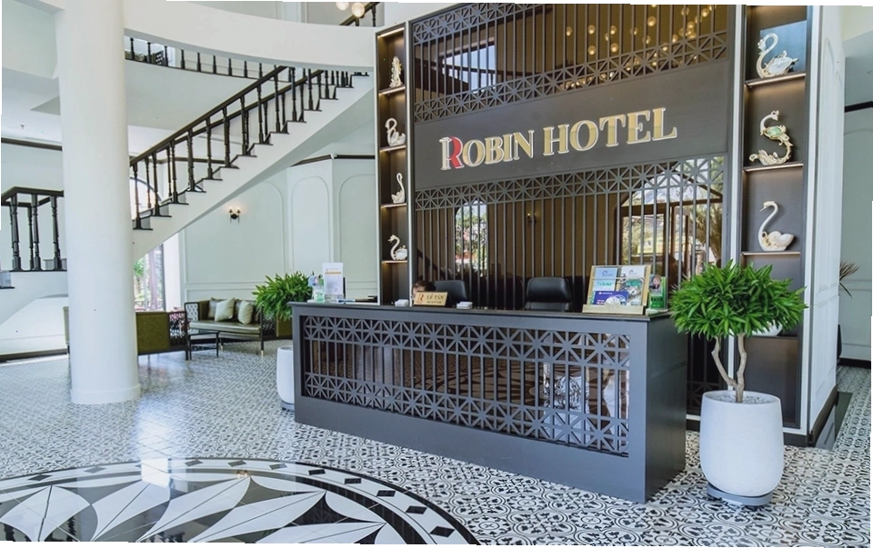 Hồ Tà Đùng nhìn từ trên cao, bao quanh là đồi núi xanh mướt