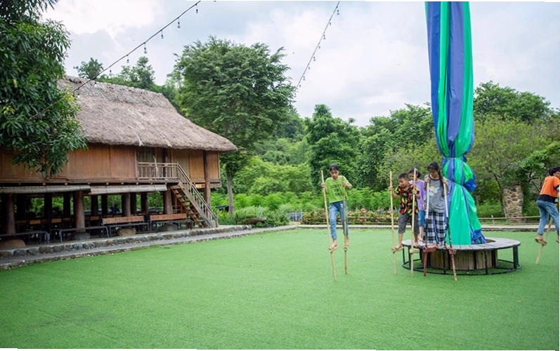 Hồ tắm khoáng nóng tại An Lạc Eco Farm & Hot Springs