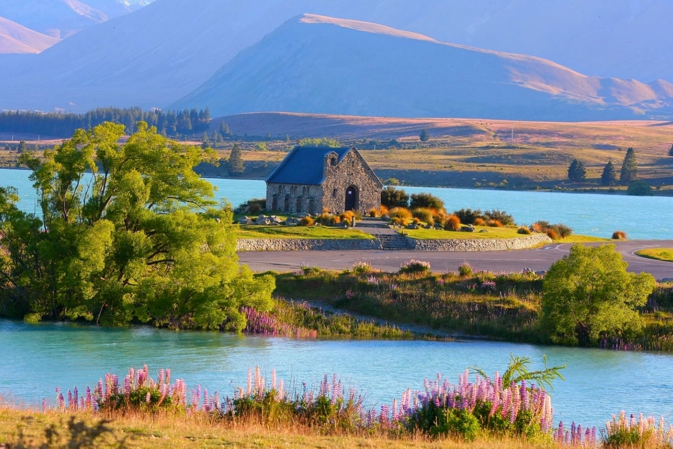 Hồ Tekapo New Zealand với mặt nước xanh biếc và nhà thờ nhỏ ven hồ