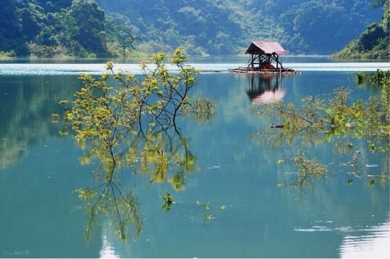 Hồ Thang Hen thơ mộng với làn nước trong xanh