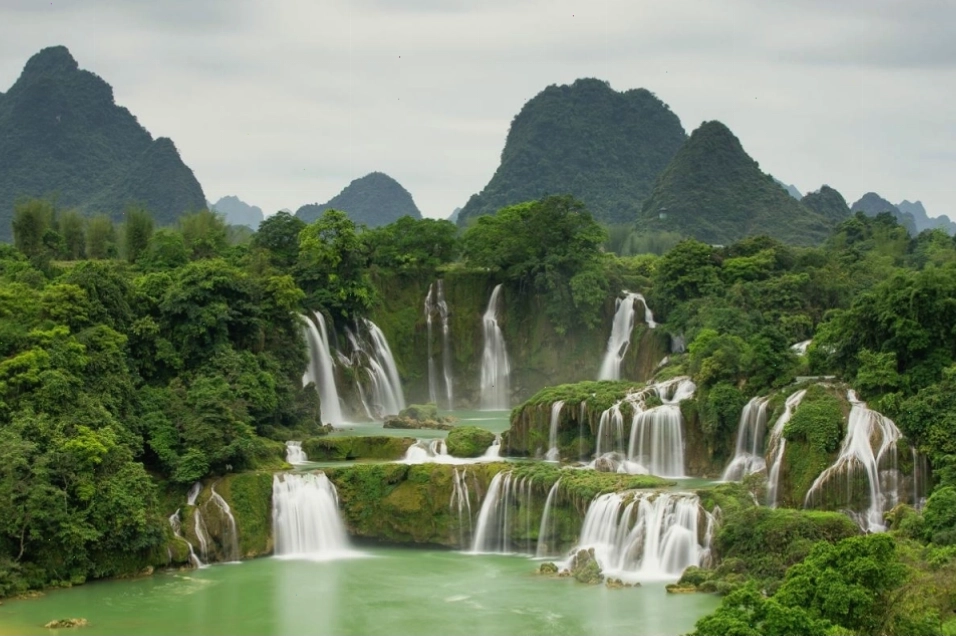 Hồ Thang Hen xanh ngắt giữa khung cảnh núi đá trùng điệp