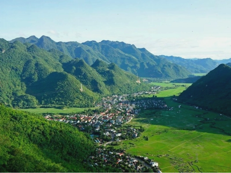 Hồ thủy điện Hòa Bình nhìn từ trên cao