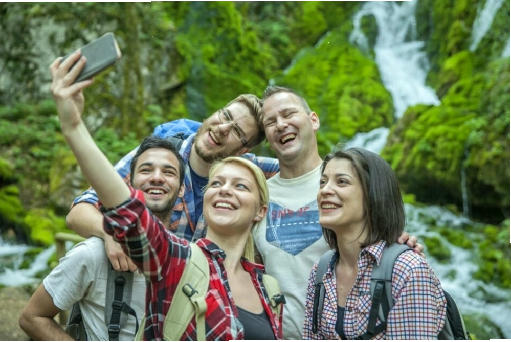 Hỗ trợ khách FIT di chuyển lên phòng sau khi hoàn tất check-in