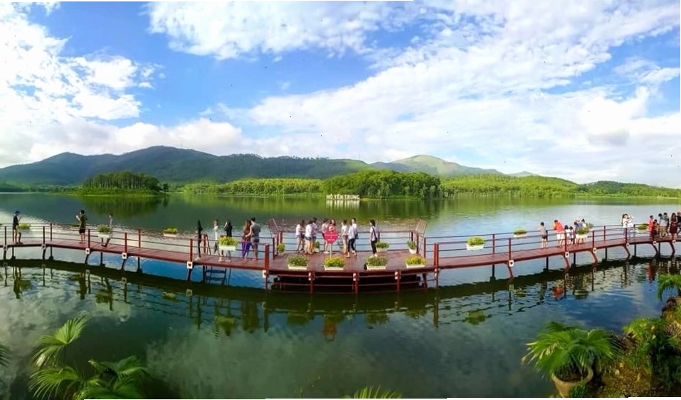 Hồ Yên Trung thơ mộng với mặt nước trong xanh và cảnh quan thiên nhiên tươi đẹp