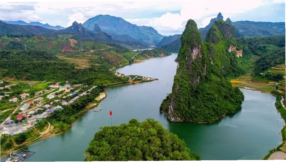 Hoa ban nở trắng trời Lai Châu vào mùa xuân