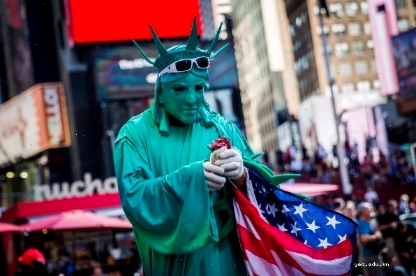 Hóa trang thành Nữ Thần Tự Do chụp ảnh cùng du khách tại Times Square