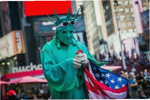 Hóa trang thành Nữ Thần Tự Do chụp ảnh cùng du khách tại Times Square