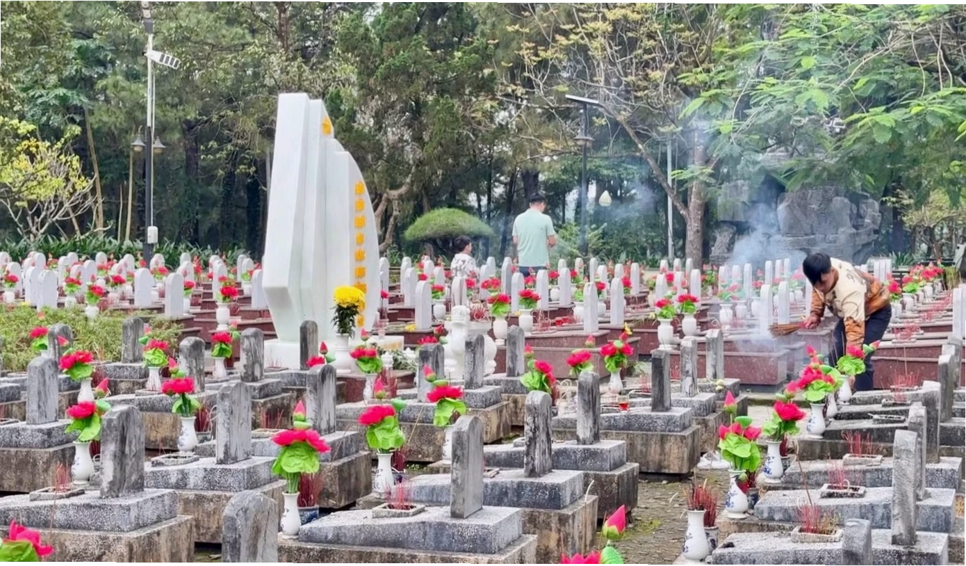 Hoa tươi dâng trên mộ liệt sĩ tại Nghĩa trang Trường Sơn