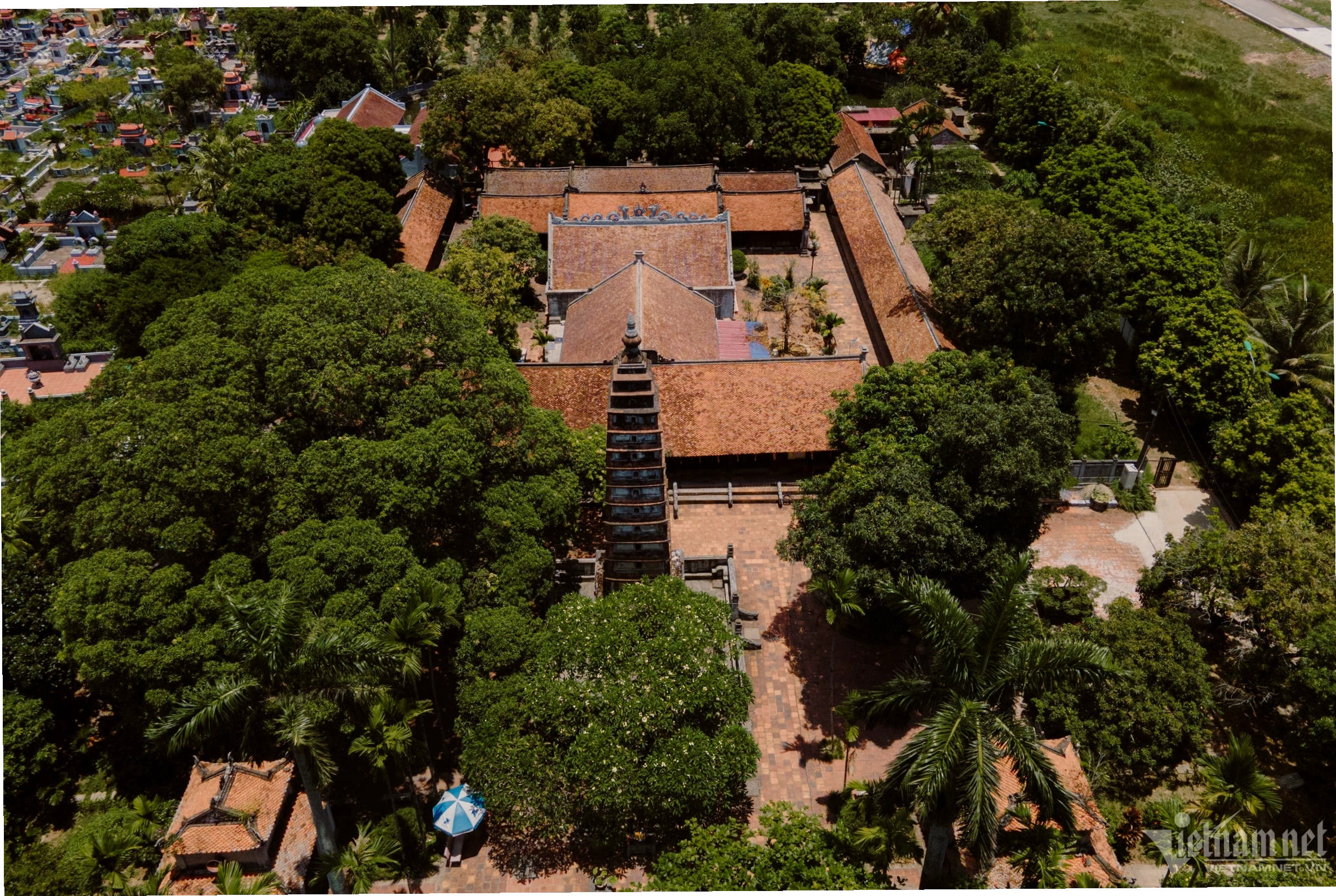 Hoa văn chạm khắc trên đá dưới chân tháp Phổ Minh