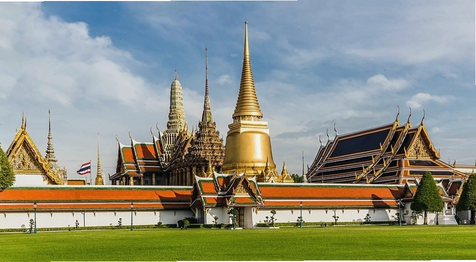 Hoàng cung Bangkok lung linh dưới ánh nắng