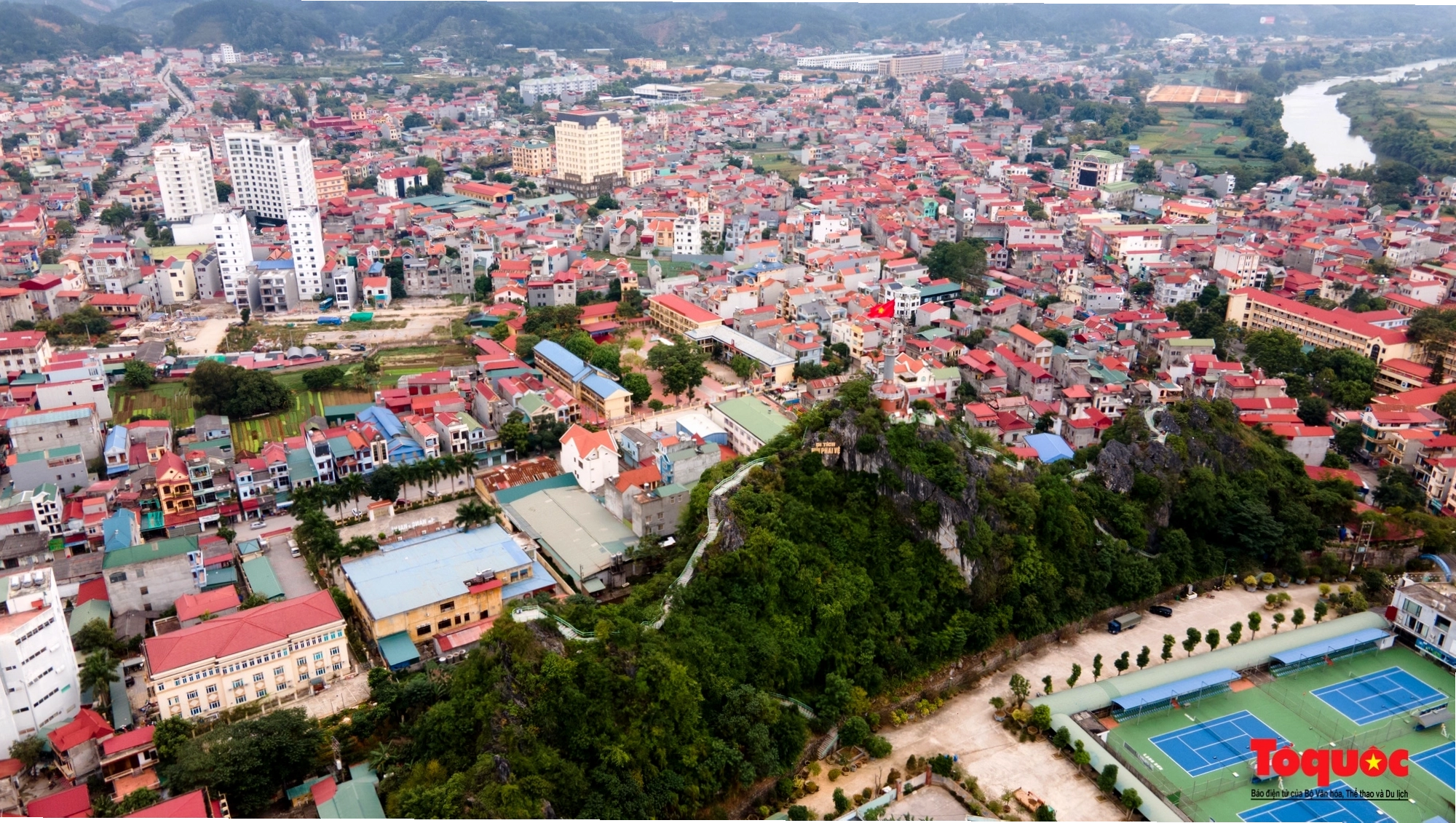 Hoàng hôn buông xuống trên Cột cờ Phai Vệ, tạo nên khung cảnh thơ mộng
