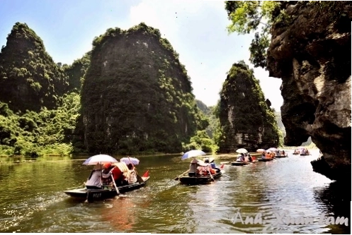 Hoàng hôn buông xuống trên Quần thể Danh thắng Tràng An