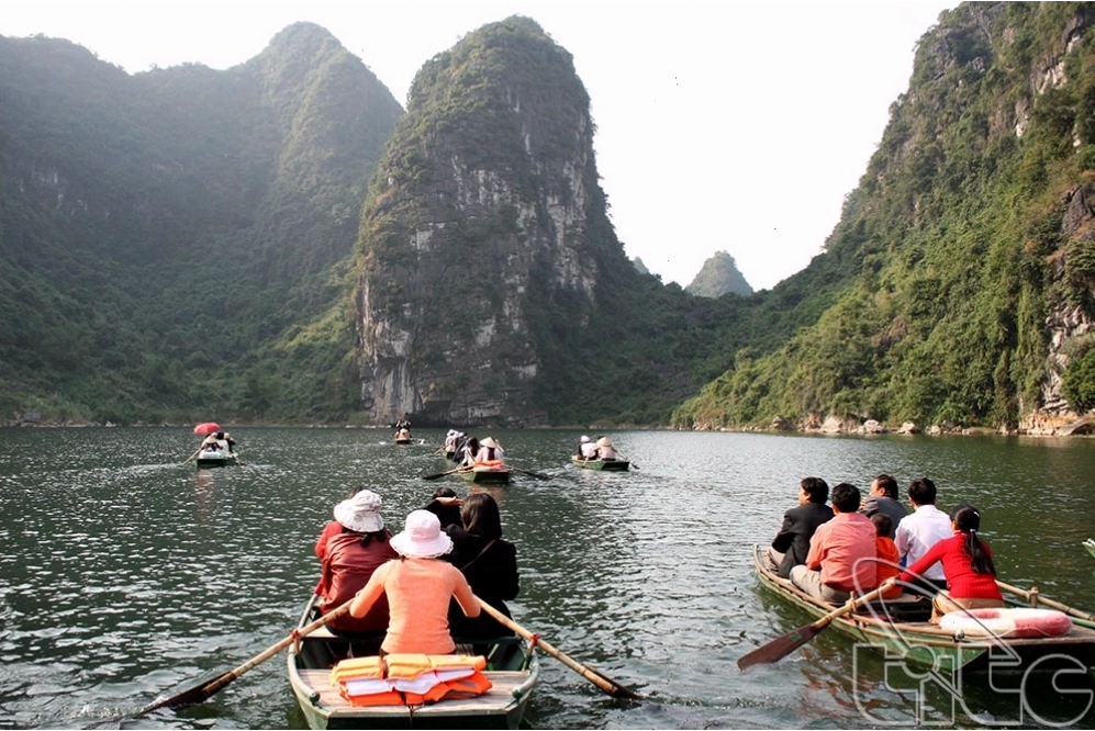 Hoàng hôn buông xuống trên quần thể Tràng An, tạo nên khung cảnh thơ mộng