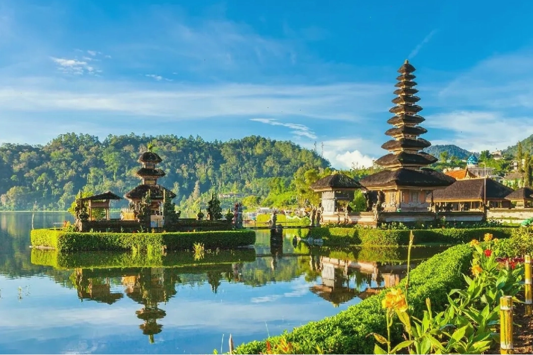 Hoàng hôn rực rỡ trên bãi biển Seminyak