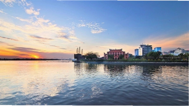 Hoàng hôn tuyệt đẹp bên Bến Nhà Rồng nhìn ra sông Sài Gòn