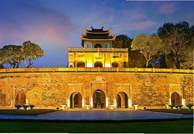 Hoàng thành Thăng Long lung linh về đêm