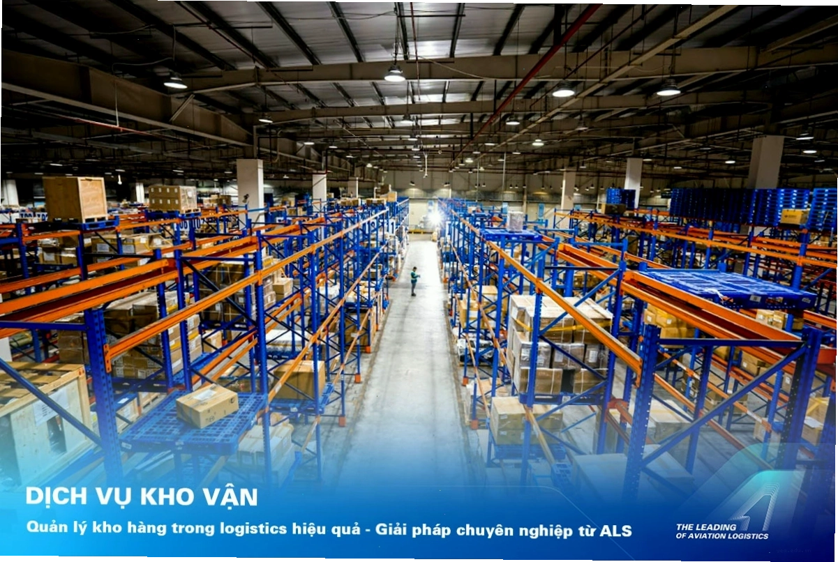 Hoạt động bốc dỡ hàng hóa tại khu vực kho bãi của cửa khẩu